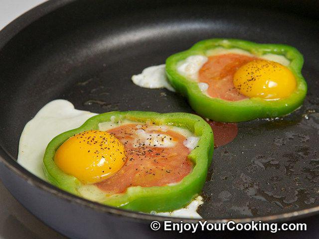 รูปภาพ:http://img.enjoyyourcooking.com/wp-content/uploads/2011/03/eggs-tomato-fried-bellpepper-ring-s6.jpg