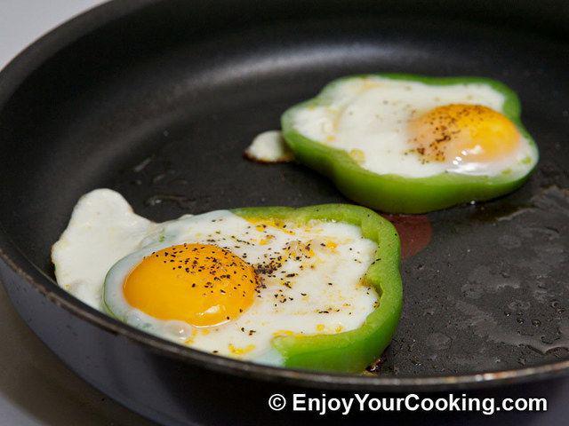 รูปภาพ:http://img.enjoyyourcooking.com/wp-content/uploads/2011/03/eggs-tomato-fried-bellpepper-ring-s7.jpg
