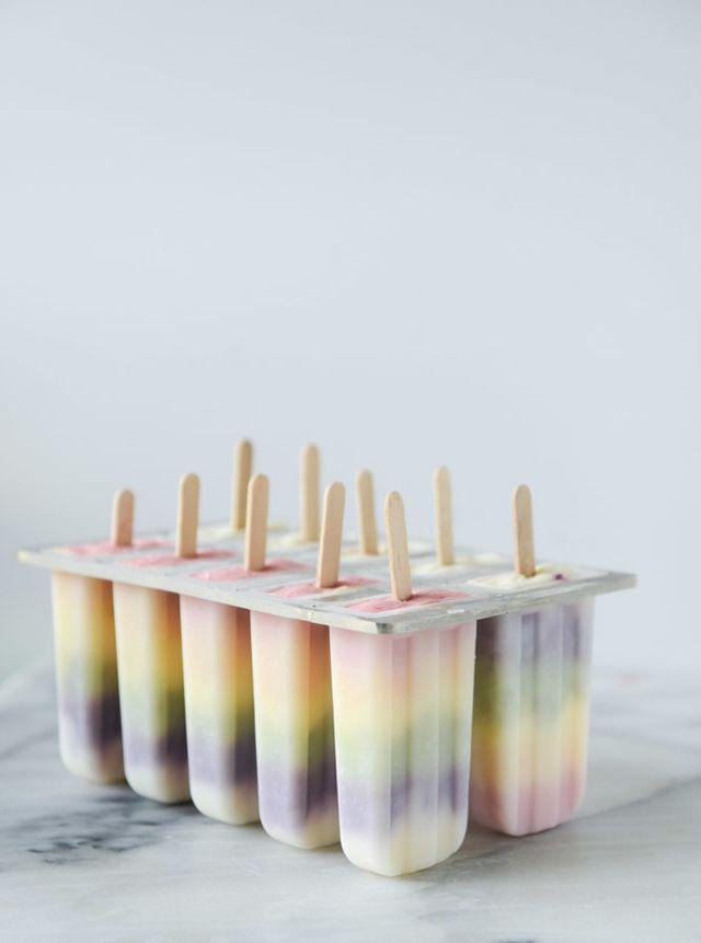 รูปภาพ:http://www.howsweeteats.com/wp-content/uploads/2016/06/rainbow-froyo-pops-I-howsweeteats.com-6.jpg