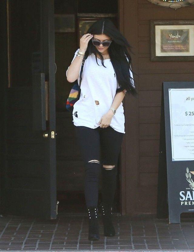 รูปภาพ:http://www3.pictures.zimbio.com/fp/Kylie+Jenner+Tyga+Eat+Yamato+Restaurant+ceXITC7IpdGx.jpg