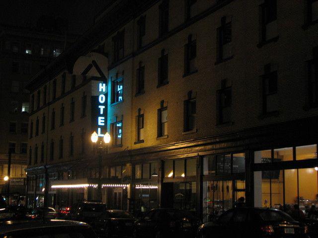 รูปภาพ:https://upload.wikimedia.org/wikipedia/commons/6/67/Clyde_Hotel_night_2_-_Portland_Oregon.jpg