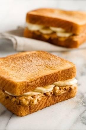 รูปภาพ:http://images.pauladeen.com/sized/images/uploads/fried_peanut_butter_and_banana_sandwich1217-291x437.jpg