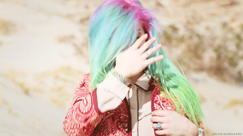 รูปภาพ:http://cdn-wpmsa.defymedia.com/wp-content/uploads/sites/3/2014/08/chloe-norgaard-mermaid-rainbow-hair-gif.gif