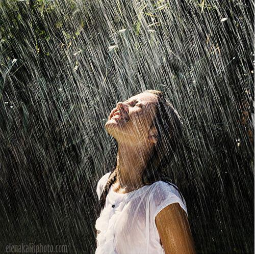 รูปภาพ:http://favim.com/orig/201106/10/girl-happy-rain-rainy-days-smile-wet-Favim.com-71335.jpg