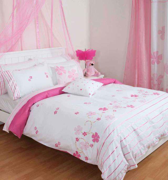 รูปภาพ:http://www.bicombih.com/g/2015/11/awesome-pink-and-white-bedroom-decorating-ideas_white-flower-fabric-bedding-sets_brown-wooden-laminate-flooring_pink-canopy-bed-tumblr.jpg