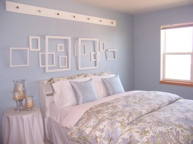 รูปภาพ:http://www.drawhome.com/wp-content/uploads/2016/03/blue-wall-bedroom-with-decorative-wall-frame-decor.jpg