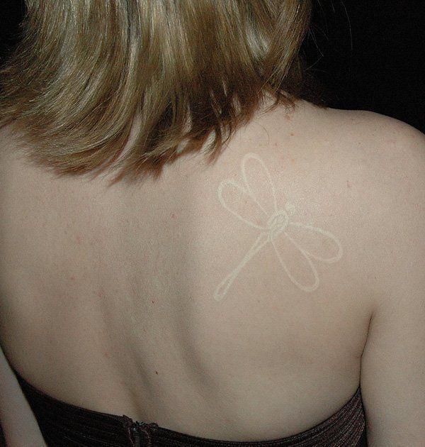 รูปภาพ:http://www.cuded.com/wp-content/uploads/2014/02/33-white-ink-dragonfly-tattoo.jpg