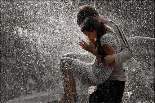 รูปภาพ:http://3.bp.blogspot.com/-8_SGRG5xtOk/VVONsRxSUJI/AAAAAAAAJp4/11-wPZxdfUY/s640/139068-couple-cute-love-rain.jpg