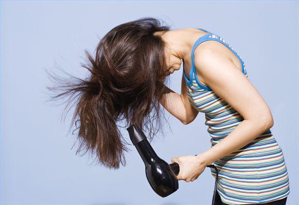 รูปภาพ:http://vse-gosty.ru/wp-content/uploads/2012/04/Proper-Use-Of-Hair-Dryer.jpg