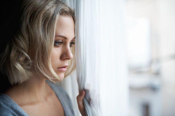 รูปภาพ:http://www.tropical-tanning.com/wp-content/uploads/2015/06/sad-woman-looking-out-window1.jpg