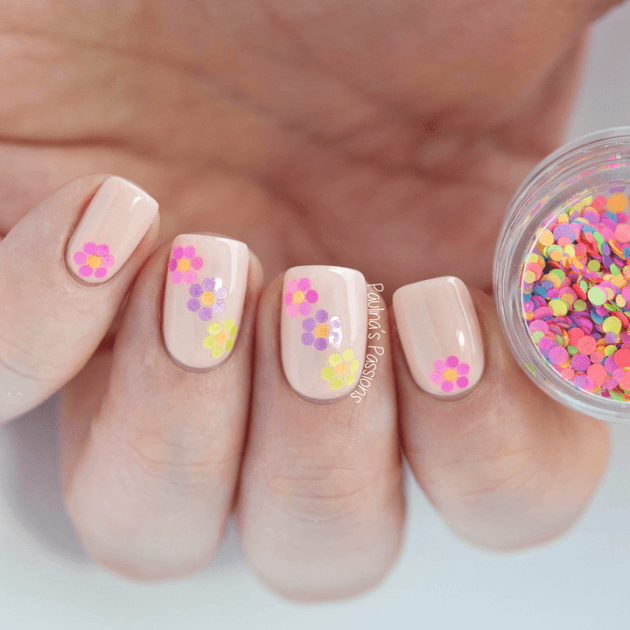 รูปภาพ:http://fashionsy.com/wp-content/uploads/2016/05/spring-flower-nails-round-glitter-630x630.png