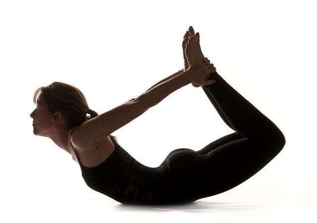 รูปภาพ:http://images.fineartamerica.com/images-medium-large/yoga-bow-pose-steve-williams.jpg