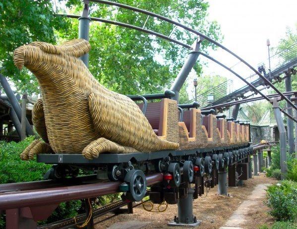 รูปภาพ:https://enchantedamerica.files.wordpress.com/2014/09/florida-orlando-flying-unicorn-car-hippogriff.jpg