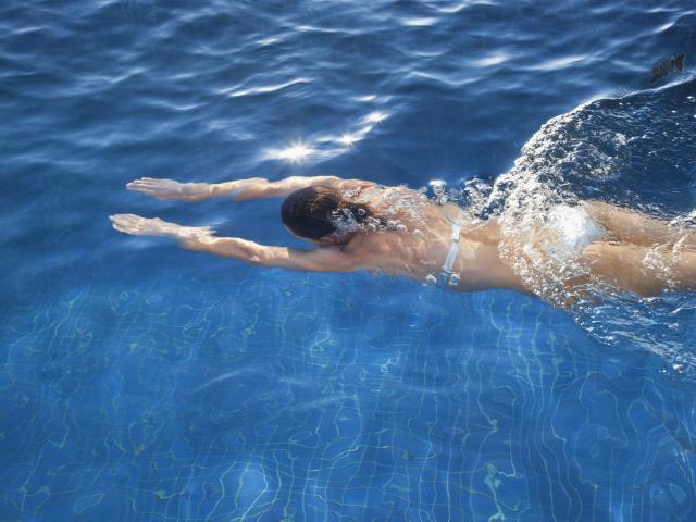รูปภาพ:http://assets.wh.cdnds.net/images/81/woman_swimming__medium_4x3.jpg