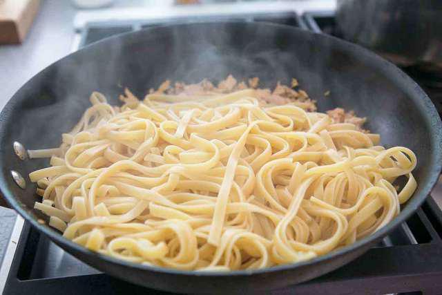 รูปภาพ:http://www.simplyrecipes.com/wp-content/uploads/2008/03/pasta-tuna-arugula-method-4.jpg