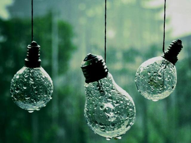 รูปภาพ:http://images.1wallpaper.net/20150110/bulbs-rainfall-arts-photography-green-trees-rainy-day-raindrop-1024x768.jpg