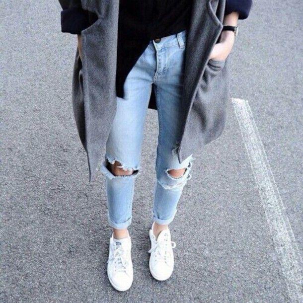 รูปภาพ:http://picture-cdn.wheretoget.it/6y7vbo-l-610x610-jeans-light+washed+denim-light+wash-boyfriend+jeans-knee+hole+jeans-ripped+jeans-large+coat-white+shoes-black-casual-tumblr-blogger-fashionista-chill-rad-outfit+idea-fashion+inspo.jpg