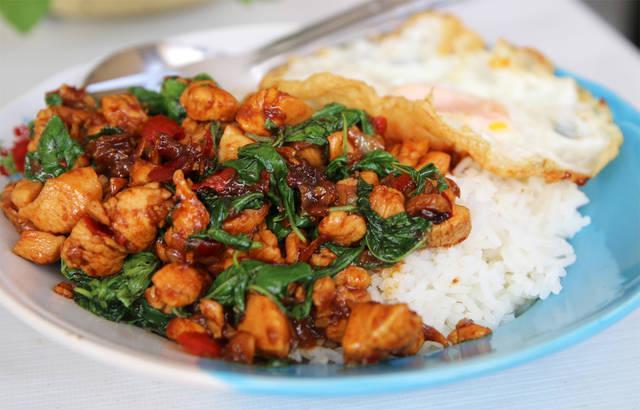รูปภาพ:http://www.eatingthaifood.com/wp-content/uploads/2014/01/thai-basil-chicken-recipe.jpg