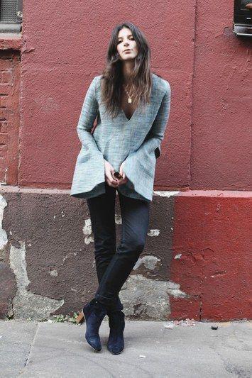 รูปภาพ:http://media.glamour.com/photos/5695934493ef4b09520d27fa/master/w_400,h_533,c_limit/fashion-2015-11-bell-sleeve-top-outfit-ideas-tweed-jeans-ankle-booties-the-blab-main.jpg