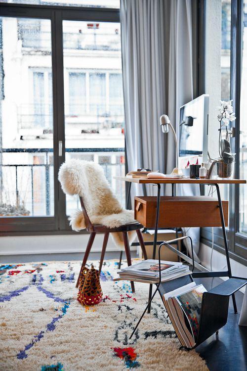 รูปภาพ:https://www.loombrand.com/wp-content/uploads/2016/01/Modern-home-office-with-plush-carpet-and-midcentury-furniture.jpg