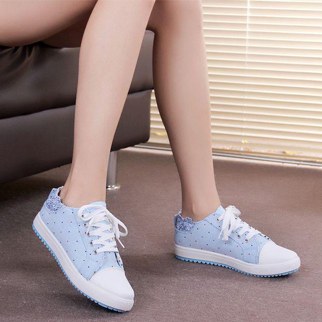 รูปภาพ:http://i00.i.aliimg.com/wsphoto/v0/32277309168/2015-New-women-canvas-shoes-female-fashion-casual-lace-flat-bottomed-single-shoes-women-sneakers-lady.jpg