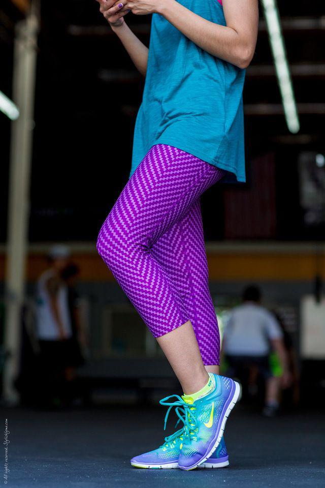 รูปภาพ:http://stylishlyme.com/wp-content/uploads/2014/07/Purple-and-terquoise-workout-outfit.jpg