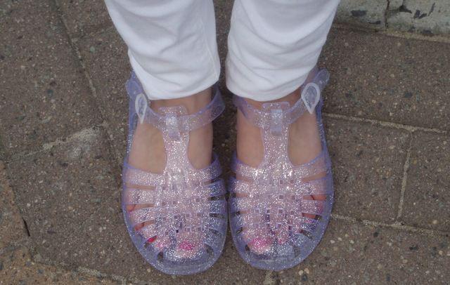 รูปภาพ:http://vintagenewscast.com/wp-content/uploads/2014/02/clear+sparkles+jelly+shoes.jpg