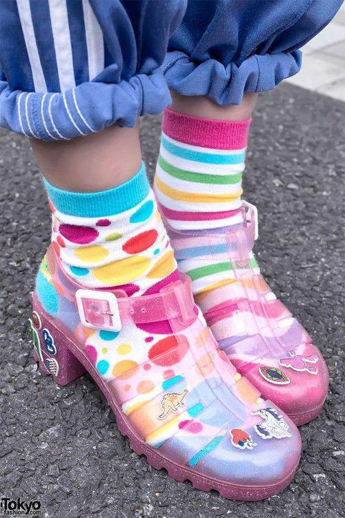 รูปภาพ:http://cdn.gurl.com/wp-content/uploads/2014/03/juju-jellies-shoes-stickers-tokyo-street-fashion-style.jpg