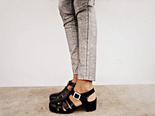 รูปภาพ:http://cdn.gurl.com/wp-content/uploads/2014/03/juju-jellies-shoes-black-platform-heel-skinny-jeans.jpg