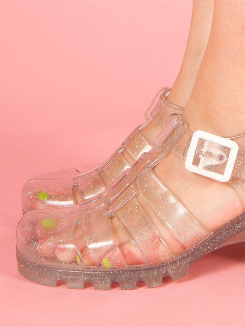 รูปภาพ:http://cdn2.gurl.com/wp-content/uploads/2014/03/juju-jellies-paltform-heels-sandals.jpg