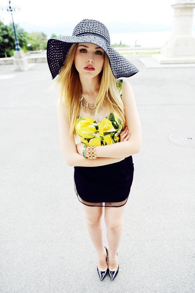 รูปภาพ:http://glamradar.com/wp-content/uploads/2015/07/3.-floral-yellow-prints-top-black-skirt.jpg