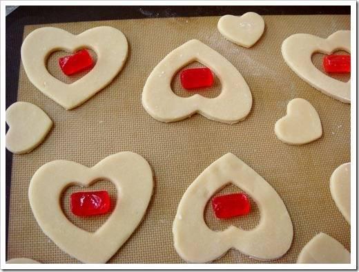 รูปภาพ:https://noemptychairs.files.wordpress.com/2013/01/stained-glass-valentine-cookies-3_thumb.jpg