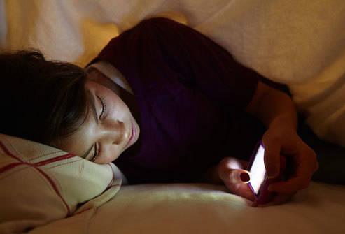 รูปภาพ:http://doctorsknowbest.com/wp-content/uploads/2013/09/getty_rm_photo_of_teen_girl_texting_in_bed.jpg