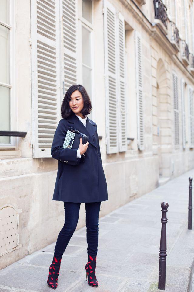 รูปภาพ:http://glamradar.com/wp-content/uploads/2015/12/3.-navy-coat-with-jeans.jpg