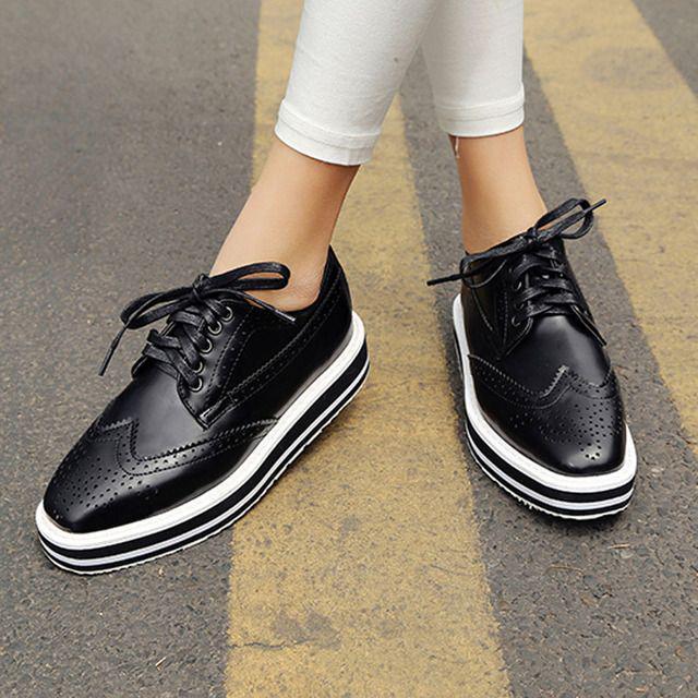 รูปภาพ:http://g04.a.alicdn.com/kf/HTB12MUYJXXXXXczXpXXq6xXFXXXw/Women-Oxford-Shoes-Black-Patent-Leather-Flat-Shoes-Women-Lace-Up-Square-Toe-Slip-On-Shoes.jpg