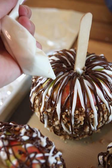 รูปภาพ:http://www.ourbestbites.com/wp-content/uploads/2011/10/Drizzling-Chocolate-on-Apples.jpg