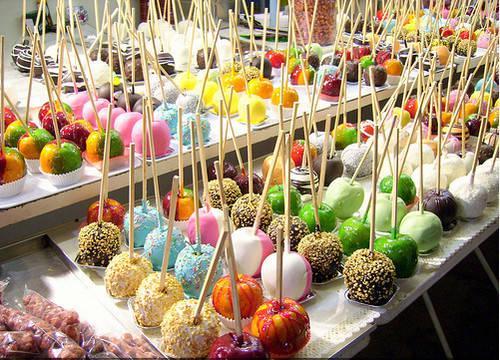 รูปภาพ:http://www.hawaiikawaii.net/wp-content/uploads/2011/09/Candy-Apples-In-Rainbow-Colors.jpg