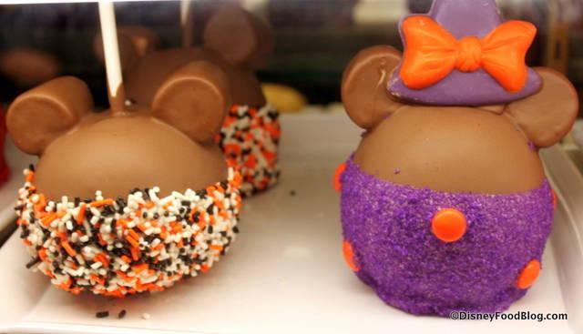 รูปภาพ:http://www.disneyfoodblog.com/wp-content/uploads/2013/10/Mickey-and-Witch-Minnie-Chocolate-Covered-Caramel-Apples.jpg
