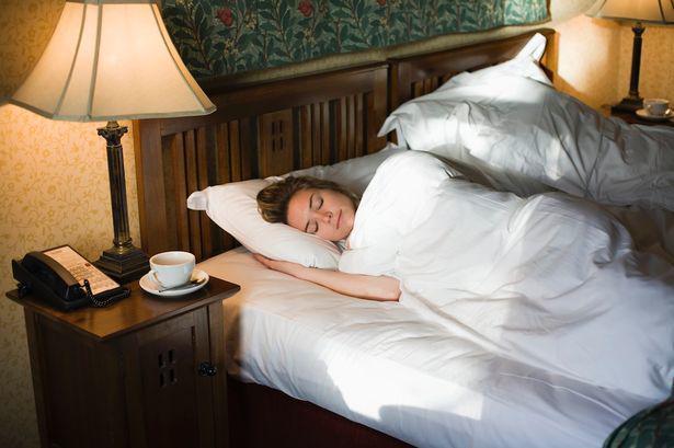 รูปภาพ:http://i1.mirror.co.uk/incoming/article4492871.ece/ALTERNATES/s615/Young-woman-sleeping-in-hotel-bed.jpg