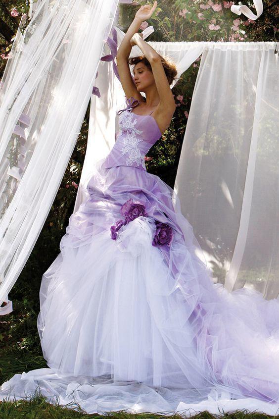 รูปภาพ:http://d7biql47cxa1p.cloudfront.net/sites/default/files/picbyqtr/Q22016/03_DressRing/20160429_purple_wedding_dress/3.jpg