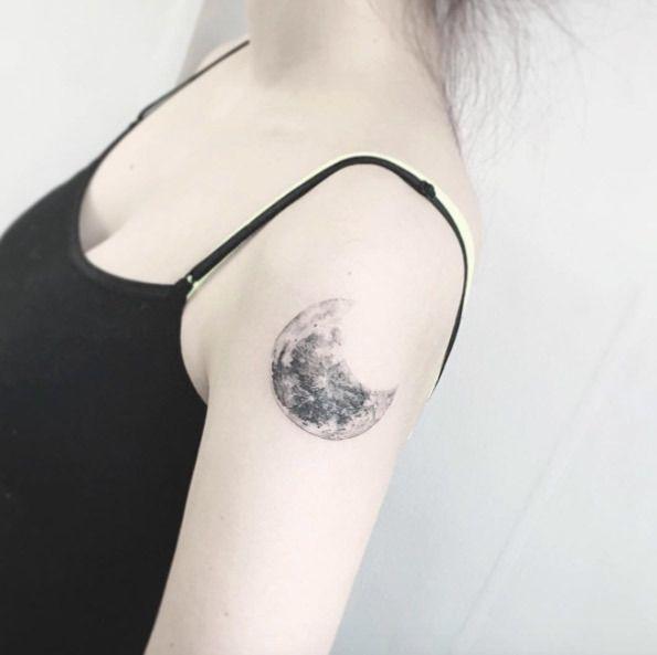 รูปภาพ:http://tattooblend.com/wp-content/uploads/2016/03/moon-tattoo-design-1.jpg