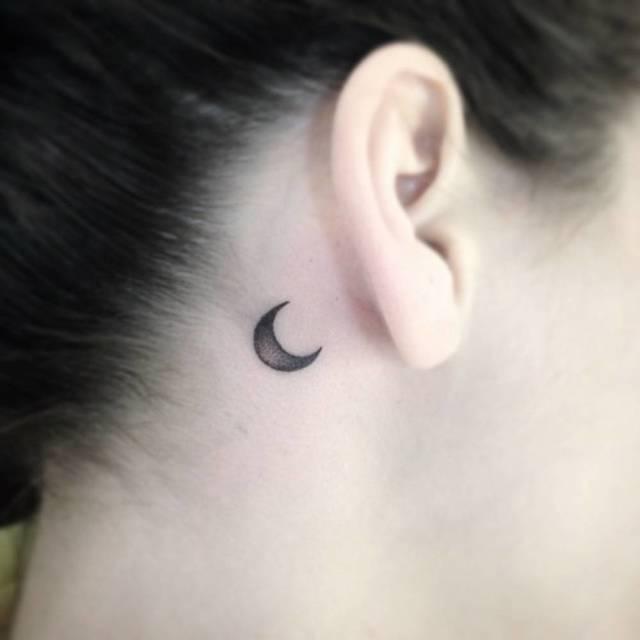 รูปภาพ:https://www.askideas.com/media/52/Black-Ink-Half-Moon-Tattoo-On-Girl-Right-Behind-The-Ear.jpg