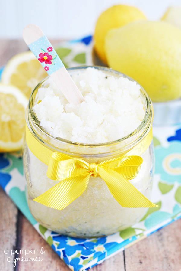 รูปภาพ:http://apumpkinandaprincess.com/wp-content/uploads/2013/05/DIY-Lemon-Sugar-Scrub-with-coconut-oil.jpg