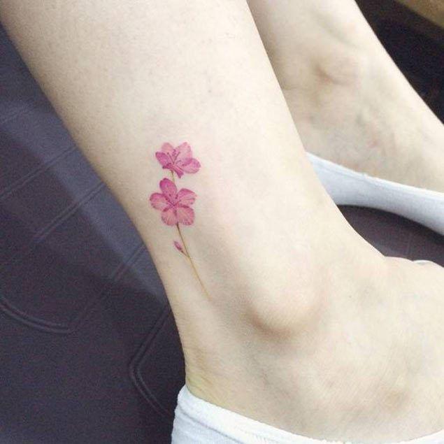 รูปภาพ:http://tattooblend.com/wp-content/uploads/2016/01/Tiny-Pink-flower-tattoo.jpg