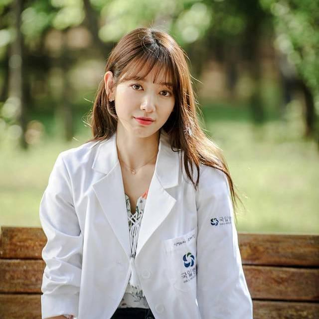 ตัวอย่าง ภาพหน้าปก:ส่อง 6 ดาราสาวเกาหลีสุดฮอตจาก 6 ซีรี่ส์ สวมเสื้อกาวน์รับบท 'คุณหมอ'