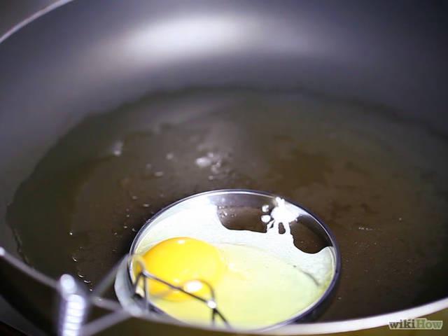 รูปภาพ:http://pad2.whstatic.com/images/thumb/4/42/Make-Sunny-Side-up-Eggs-Step-4.jpg/670px-Make-Sunny-Side-up-Eggs-Step-4.jpg