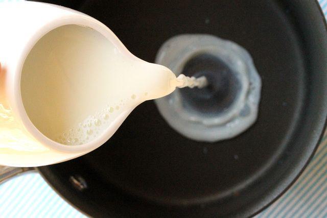 รูปภาพ:http://couponclippingcook.com/wp-content/uploads/2012/03/1-pouring-milk.jpg