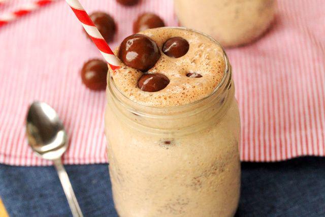 รูปภาพ:http://couponclippingcook.com/wp-content/uploads/2012/08/8-malted-milk-ball-shake-float.jpg