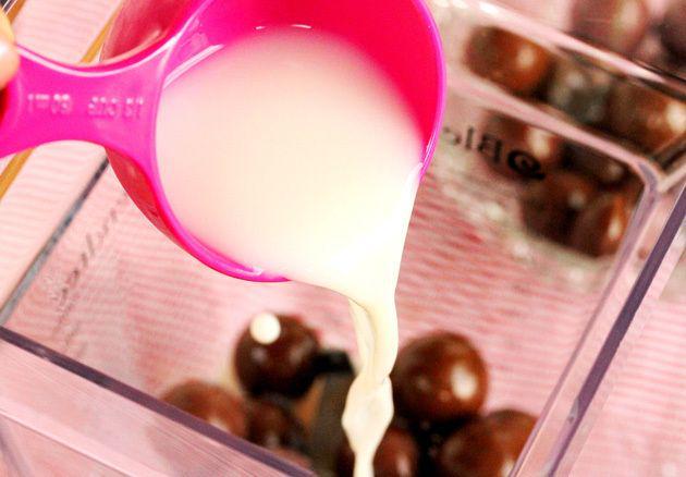 รูปภาพ:http://couponclippingcook.com/wp-content/uploads/2012/08/8-add-milk-to-blender.jpg