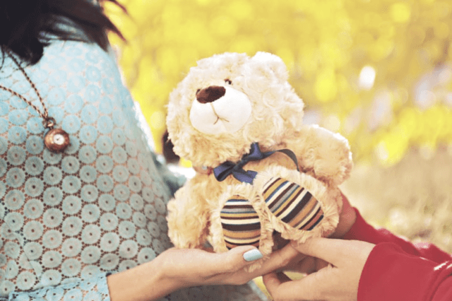 รูปภาพ:http://www.vday365.com/wp-content/uploads/2015/01/Guy-gives-girl-teddy-bear-658x438.png